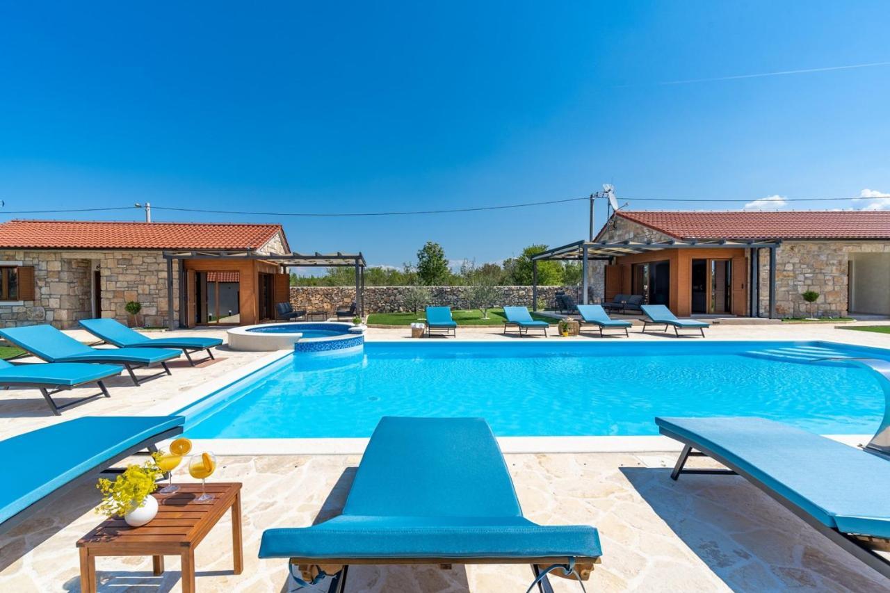 New! Promina Luxury Villa With 72Sqm Heated Pool, Jacuzzi, Infrared Sauna, Tennis Court, Media Room Bogatić Eksteriør bilde