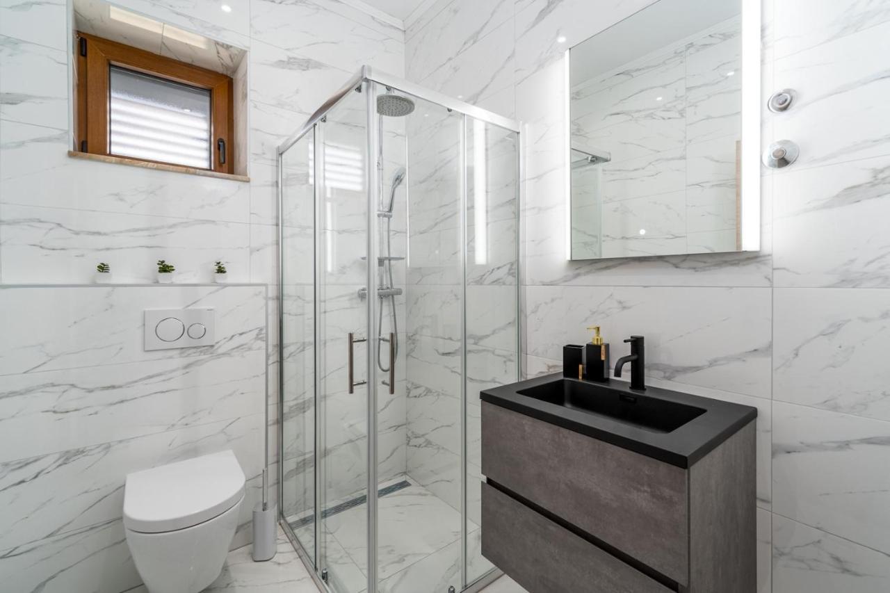New! Promina Luxury Villa With 72Sqm Heated Pool, Jacuzzi, Infrared Sauna, Tennis Court, Media Room Bogatić Eksteriør bilde