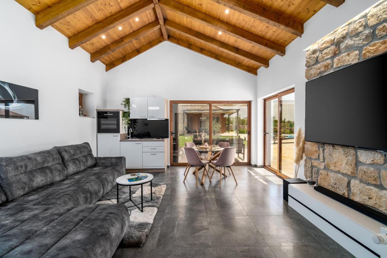 New! Promina Luxury Villa With 72Sqm Heated Pool, Jacuzzi, Infrared Sauna, Tennis Court, Media Room Bogatić Eksteriør bilde