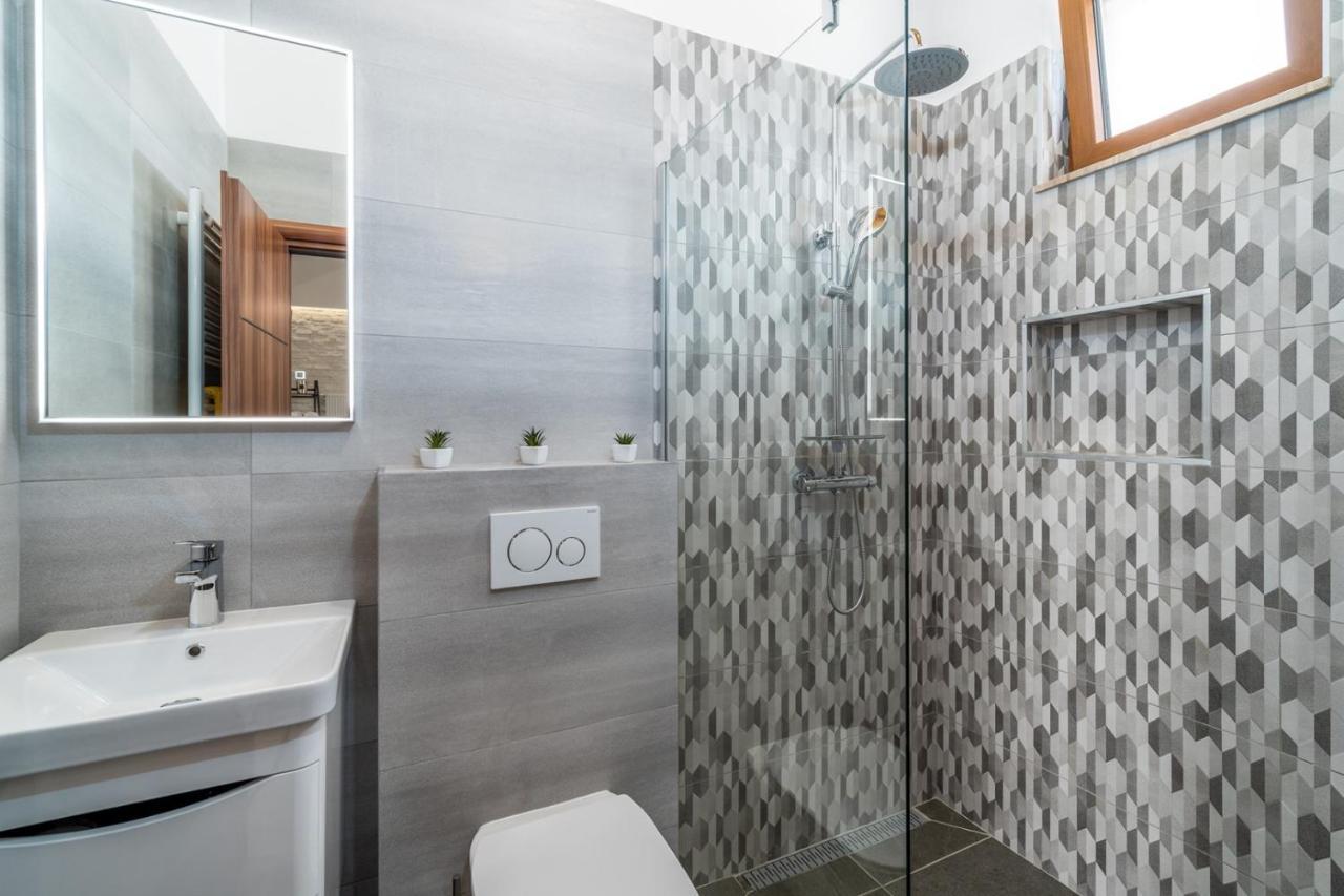 New! Promina Luxury Villa With 72Sqm Heated Pool, Jacuzzi, Infrared Sauna, Tennis Court, Media Room Bogatić Eksteriør bilde