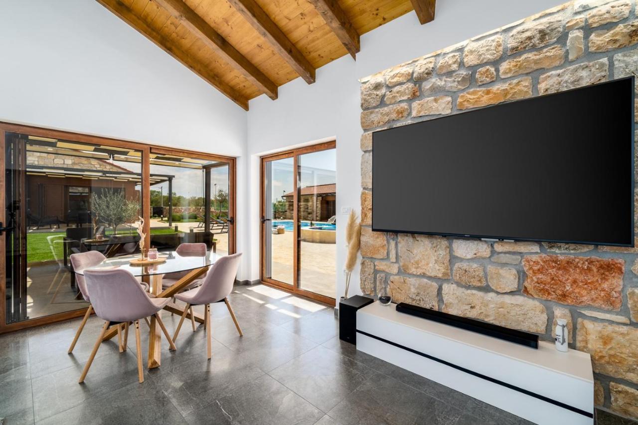 New! Promina Luxury Villa With 72Sqm Heated Pool, Jacuzzi, Infrared Sauna, Tennis Court, Media Room Bogatić Eksteriør bilde
