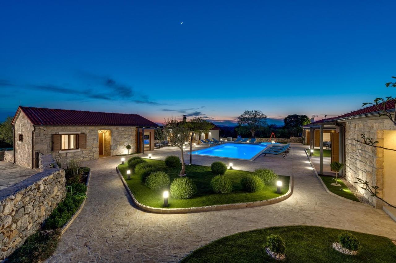 New! Promina Luxury Villa With 72Sqm Heated Pool, Jacuzzi, Infrared Sauna, Tennis Court, Media Room Bogatić Eksteriør bilde