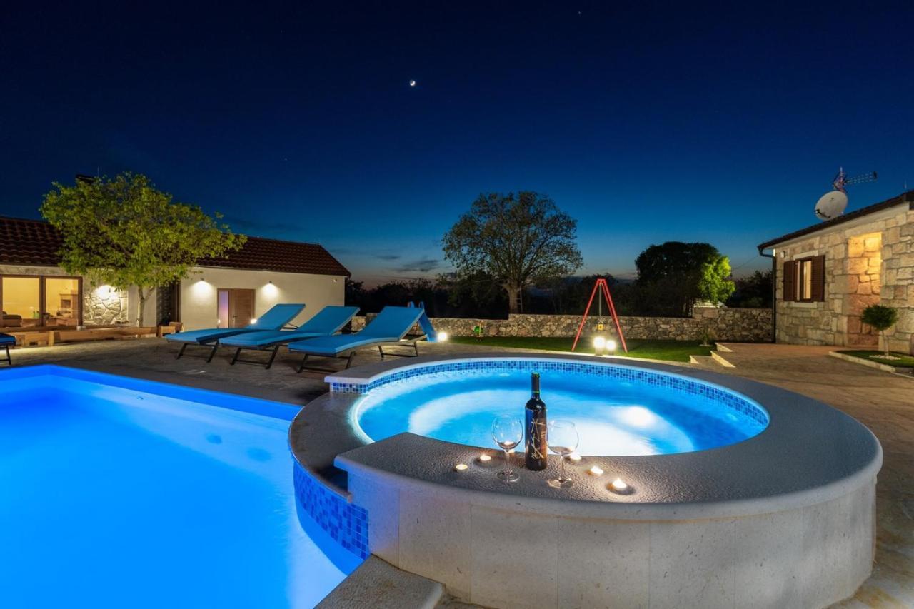 New! Promina Luxury Villa With 72Sqm Heated Pool, Jacuzzi, Infrared Sauna, Tennis Court, Media Room Bogatić Eksteriør bilde